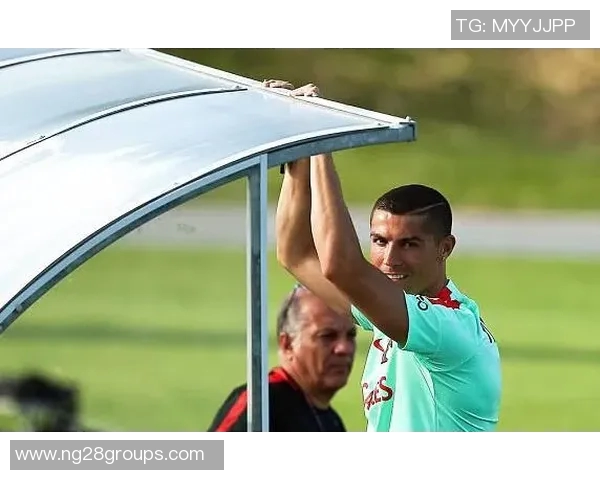 C罗社交媒体分享新造型清爽寸头引发粉丝热议 C罗社交媒体分享新造型清爽寸头引发粉丝热议