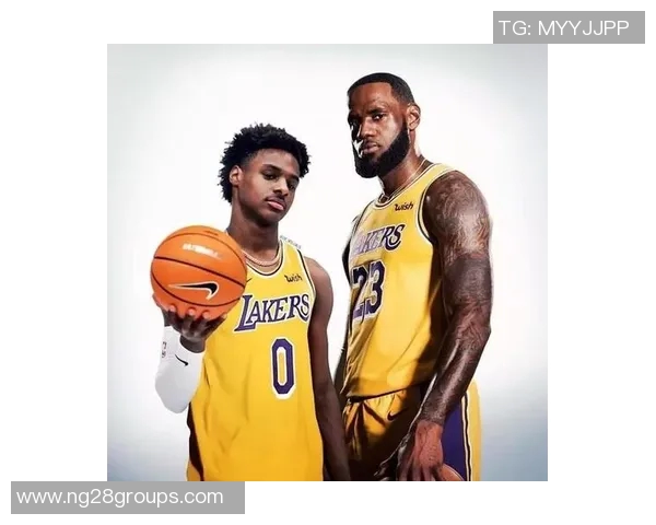 女友甜蜜发合照庆祝布朗尼21岁生日布朗尼感动转发感谢宝贝