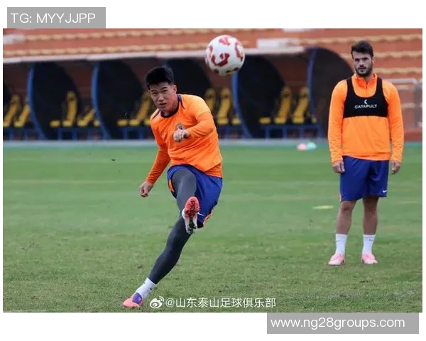 山东泰山队备战上海海港队赛前训练全景展现团队士气与战术准备 山东泰山队备战上海海港队赛前训练全景展现团队士气与战术准备