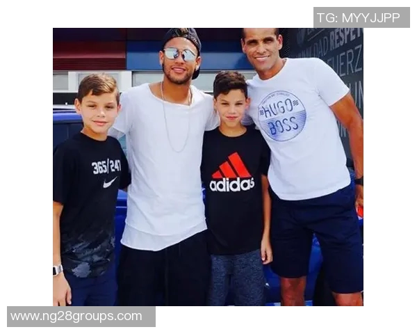 内马尔向里瓦尔多赠送签名球衣并晒合影表达对偶像的敬意